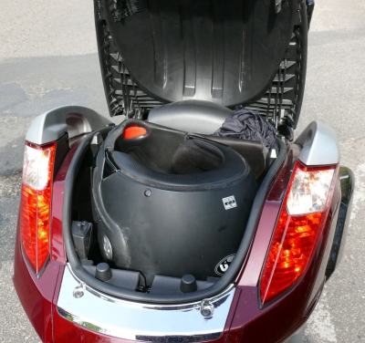 Satelis K15 : coffre avec casque Satelis K15 : coffre avec casque (JPEG)