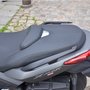 Essai Yamaha X-Max 400cc : poignées passager et insert "Yamaha" sur (...)