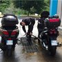 A l'assaut des Pyrénées : lavage de scooters, pot et dessous largement (...)