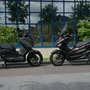Essai comparatif X-Max – Forza 125cc : X-Max droite - Forza gauche