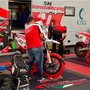Supermoto Carole : mécanos en action