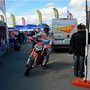 Supermoto Carole : paddock et coureur prêt au départ