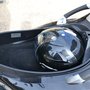 Essai comparatif trois roues : coffre Piaggio avec casque XL