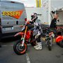 Supermoto Carole : paddock et coureur prêt au départ
