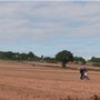 Madone des motards : un motard dans un champ