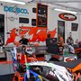 Supermoto Carole : paddock et coureur prêt au départ