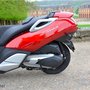 Essai Peugeot Metropolis 400 i : détail carter et repose-pieds (...)