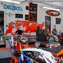 Supermoto Carole : paddock et coureur prêt au départ