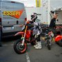 Supermoto Carole : paddock et coureur prêt au départ