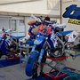 Supermoto Carole : mécanos aux petits soins