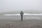 A l'assaut des Pyrénées : Emmanuel en plein brouillard - neige en arrière-plan - JPEG - 194.8 ko - 600×397 px