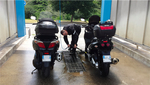 A l'assaut des Pyrénées : lavage de scooters, pot et dessous largement arrosés - JPEG - 262.9 ko - 600×337 px