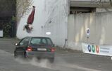 Crash-test voiture-trottinette : le violent choc des images