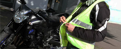 Axa Prévention et Club 14 : 30.000 gilets haute visibilité distribués