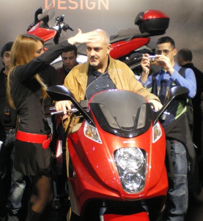 Gp 800 : pour le scooter ou pour l'hôtesse ?