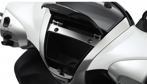 Yamaha Xenter 125cc : rangement lunettes