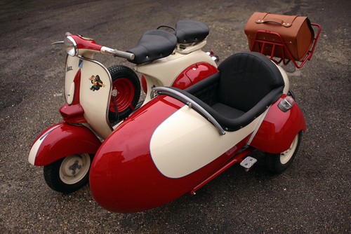 Artcurial 2013 : ventes aux enchères Rétromobile Vespa Side Car