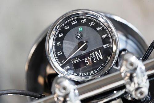 MTA fournit un tableau de bord circulaire à BMW Motorrad pour sa nouvelle BMW R 18 emblématique. Au design classique et compact, il se compose d'un indicateur de vitesse doté d'aiguilles, de 11 voyants lumineux ainsi que d'un écran LCD permettant de consulter d'autres paramètres et des menus de configuration. MTA fournit un tableau de bord circulaire à BMW Motorrad pour sa nouvelle BMW R 18 emblématique. Au design classique et compact, il se compose d'un indicateur de vitesse doté d'aiguilles, de 11 voyants lumineux ainsi que d'un écran LCD permettant de consulter d'autres paramètres et des menus de configuration.